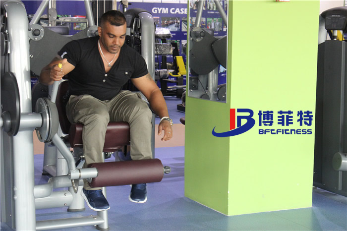 客戶在博菲特展廳體驗大腿伸展訓(xùn)練器